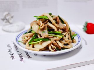 16、花肉白玉菇小炒,下饭又下酒的花肉白玉菇小炒出锅咯。