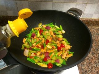 10、西芹泡椒爆鱿鱼,倒入适量生抽翻炒5秒即可关火。