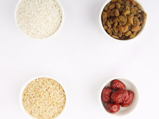 2、水果糙米粥,糙米的口感比较粗糙，加一些大米，口感会更好些