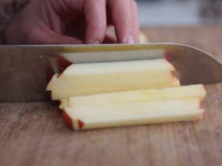 4、水果糙米粥,将水果先切片，再切条，最后切成小块，苹果做个示范^_^