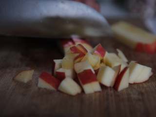 5、水果糙米粥,将水果先切片，再切条，最后切成小块，苹果做个示范^_^