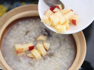 11、水果糙米粥,最后加入切好的苹果、梨、葡萄干煮10分钟即可