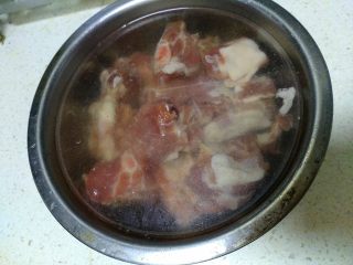 2、虫草花煲排骨,把排骨放在小碗里,用清水泡出血水。