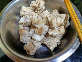 6、虫草花煲排骨,把排骨捞出沥干水份。