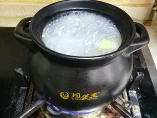 9、虫草花煲排骨,开大火把排骨汤烧开。大火烧开后,大约煮制20分钟后,转小火慢慢煲。