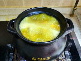 12、虫草花煲排骨,虫草花放入砂锅里后,开大火把虫草花在排骨里煮熟。