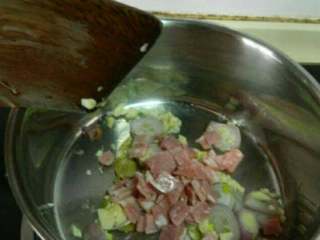 5、意式蔬菜汤,放入培根和百里香碎炒香。