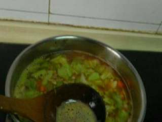 7、意式蔬菜汤,再加入鸡高汤大火煮开撇去浮沫小火加盖煮5分钟 