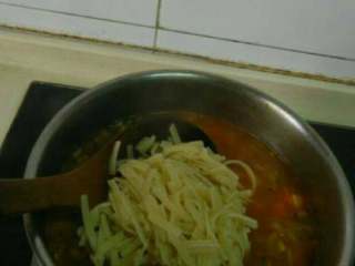 8、意式蔬菜汤,最后放入意大利面，加盐  黑胡椒粉调味，煮3分钟后关火即可。