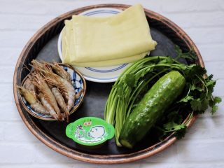 1、上汤干丝,首先备齐所有的食材，黄瓜和香菜摘洗干净后备用。
