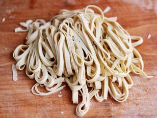 2、上汤干丝,把豆腐皮洗净后用刀切成细丝。