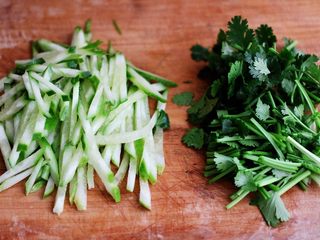 3、上汤干丝,同时把黄瓜用刀切成细丝，香菜切成段备用。