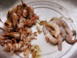 4、上汤干丝,这个时候把新鲜海虾去皮后再去掉虾线，我用的是我们烟台当地的红虾，味道格外的鲜美，只有吃过的人才知道它的美味哟。