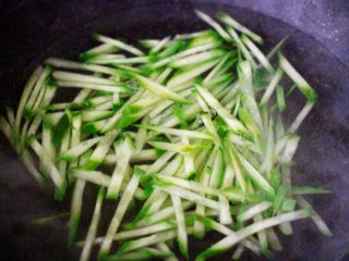 5、上汤干丝,锅中倒入适量清水，加入一勺盐后煮沸，把切丝的黄瓜焯一下水，看见黄瓜断生变色立马捞出沥干水分后备用。