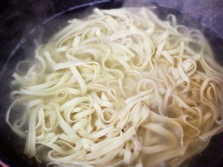 6、上汤干丝,同样的方法把豆腐皮也焯水、看见豆腐皮变软后，立马捞出沥干水分备用。