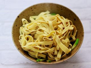 8、上汤干丝,在黄瓜上面把焯过水的豆腐皮放在上面。