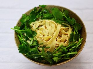 9、上汤干丝,把切好的香菜铺在豆腐皮的四周围。