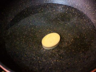 11、上汤干丝,把浓汤宝放入锅中，大火煮沸后。