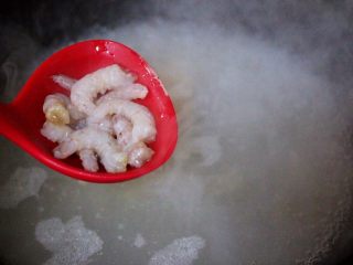 12、上汤干丝,这个时候放入洗净的新鲜虾仁。