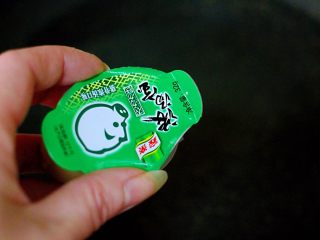 10、上汤干丝,另起锅倒入适量清水，准备好浓汤宝。