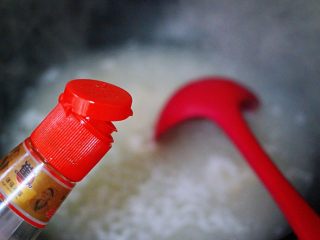 13、上汤干丝,大火继续煮3分钟左右，不要煮的时间太长，以免把虾仁煮老了，口感就不好了，这个时候关火淋上芝麻油即可。