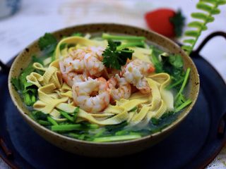 14、上汤干丝,把煮好的汤浇到放豆腐皮的碗里，把煮好的虾仁捞出铺在最上面后就可以享用了。