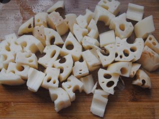 2、香菇莲藕炖排骨,莲藕去皮切小块