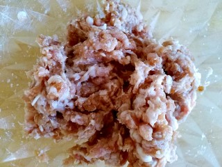 1、糖醋菜+糖醋茄盒,加适量葱末、2小勺生抽、1小勺料酒、1/2大勺蚝油、少许白胡椒粉、少许五香粉和少许食用盐,朝一个方向搅拌,腌制10分钟