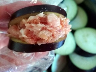 5、糖醋菜+糖醋茄盒,放入适量腌制好的肉馅,轻轻合压一下