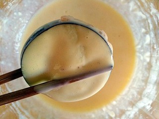 7、糖醋菜+糖醋茄盒,将茄盒放入面糊中挂满面糊