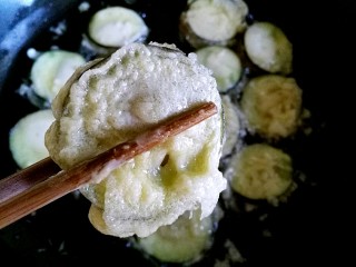 8、糖醋菜+糖醋茄盒,起油锅,下茄盒小火炸