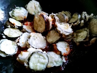 11、糖醋菜+糖醋茄盒,倒入炸好的茄盒,翻拌收汁