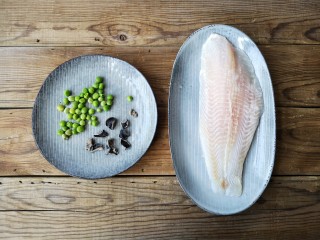 1、糟溜鱼片,准备食材。