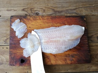 2、糟溜鱼片,将龙利鱼片自然解冻，斜刀片成约5mm厚的鱼片。