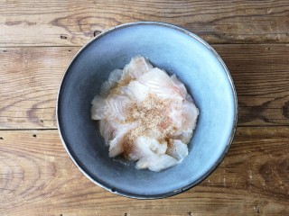 3、糟溜鱼片,在鱼片中加一点料酒，一点盐和一点白胡椒粉抓拌均匀腌制15分钟（时间允许的话可以多腌制一会）。