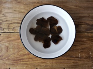 4、糟溜鱼片,木耳泡发。