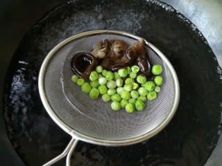 5、糟溜鱼片,将泡发的木耳和青豆入开水焯熟后沥水捞出备用。