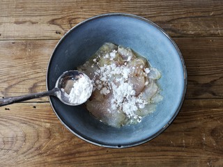 6、糟溜鱼片,在腌制好的鱼片中加一点淀粉。