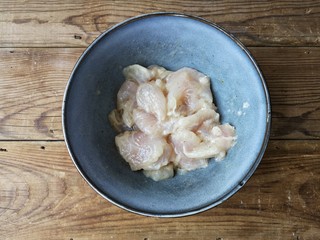 7、糟溜鱼片,抓拌均匀。