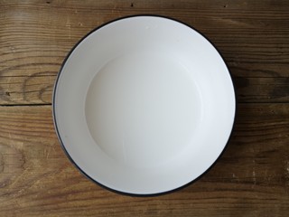 8、糟溜鱼片,一点淀粉加水调个碗欠备用。