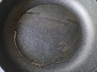 9、糟溜鱼片,锅中适量油烧至3成热。