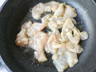 10、糟溜鱼片,下入鱼片。