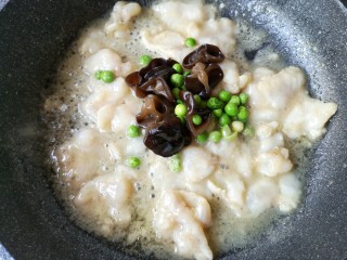 11、糟溜鱼片,加一点盐、糖调味后，再加入糟卤轻轻地晃动锅，不要用锅铲多翻动鱼片，以防鱼片碎散，再放入焯熟的木耳和青豆。