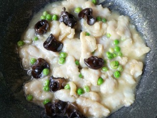 12、糟溜鱼片,慢慢地淋入一点水淀粉勾薄芡即可。