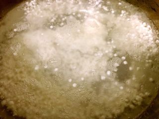 2、芒果西米露,锅里加水，烧开，加入西米，搅动。（水的量没过西米一指头）