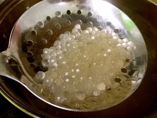 6、芒果西米露,煮好的西米捞出。