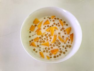 11、芒果西米露,加入西米。喜欢甜味可加适量白砂糖。