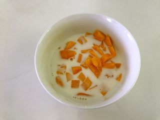 10、芒果西米露,加入牛奶。