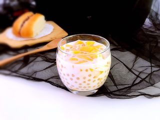 12、芒果西米露,装杯。