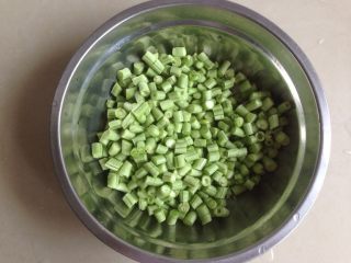 1、豆角炒肉末,豆角洗干净后切小粒状